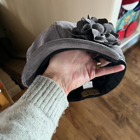 Gray flowered hat with black trim CC exclusives brand - Picture 3 of 3